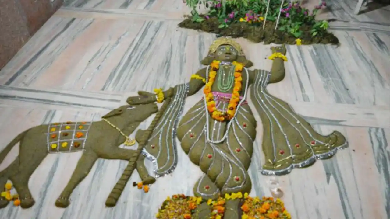 Govardhan Puja 2025 के शुभ मुहूर्त और पूजा विधि की जानकारी के साथ श्रीकृष्ण का गोवर्धनधारी रूप।